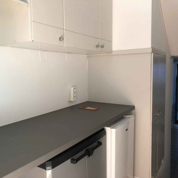 Ablage mit Kühlschrank